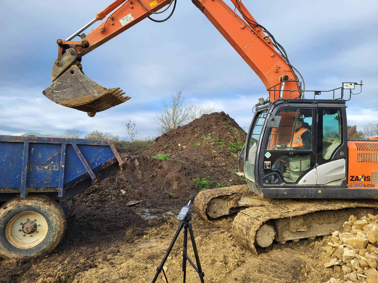 Noise monitoring alongside an excavator at work