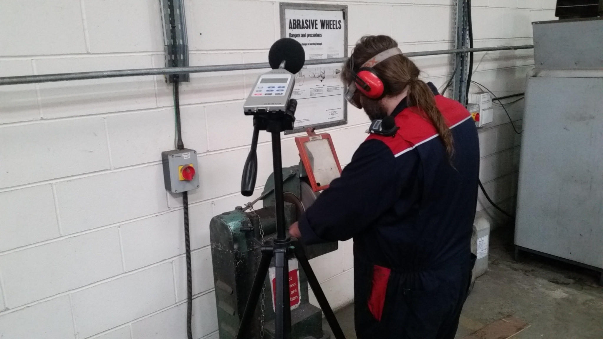 Workplace assessment alongside a powered tool